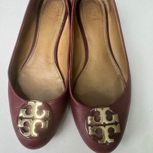 Tory Burch Reva Ballet Flats – Burgundy Leather – Gold Logo – Size 7